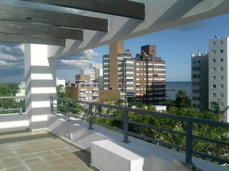 Apartamento con terraza a 1 cuadra de la playa y 2  de Montevideo Shopping