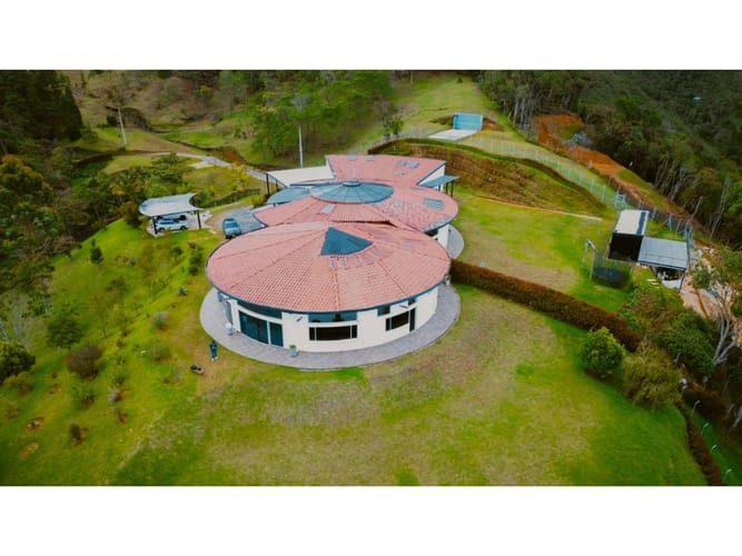 Casa de 4 alcobas en arriendo en Las Palmas, Envigado, 500 m² · foto 2 de 14