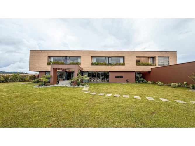 Casa de 3 alcobas en venta en Las Palmas, Medellín, 447 m² · foto 2 de 24