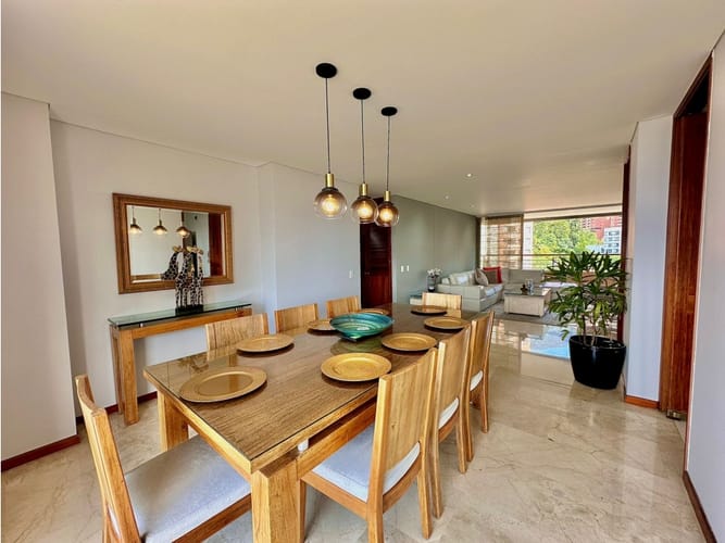 Apartamento de 3 alcobas en arriendo en Los Naranjos, Medellín, 180 m² · foto 2 de 24