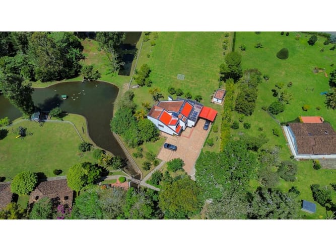 Casa de 9 alcobas en venta en Guamito, La Ceja, 1000 m² · foto 2 de 24