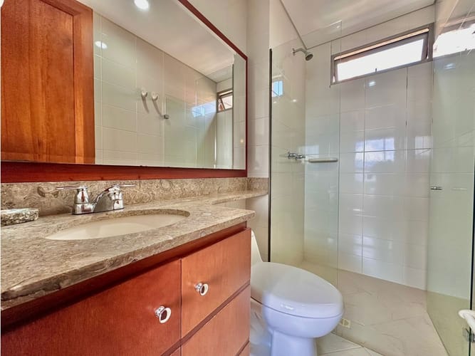 Apartamento de 3 alcobas en arriendo en Los Naranjos, Medellín, 180 m² · foto 14 de 24