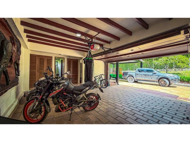Casa de 9 alcobas en venta en Guamito, La Ceja, 1000 m² · foto 21 de 24