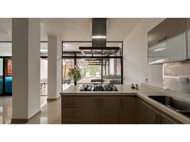 Casa de 4 alcobas en arriendo en El Poblado, Medellín, 380 m² · foto 2 de 24