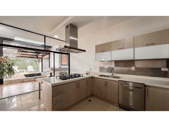 Casa de 4 alcobas en arriendo en El Poblado, Medellín, 380 m² · foto 15 de 24