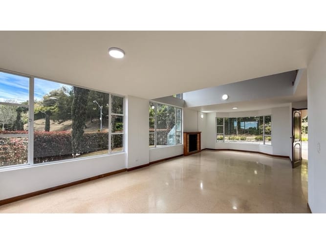 Casa de 6 alcobas en venta en Carrizales, Envigado, 350 m² · foto 2 de 24