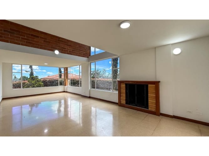 Casa de 6 alcobas en venta en Carrizales, Envigado, 350 m² · foto 3 de 24