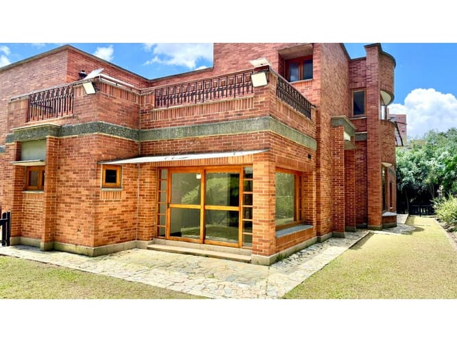 Casa de 3 alcobas en venta en La Calera, Medellín, 579 m² · foto 2 de 24