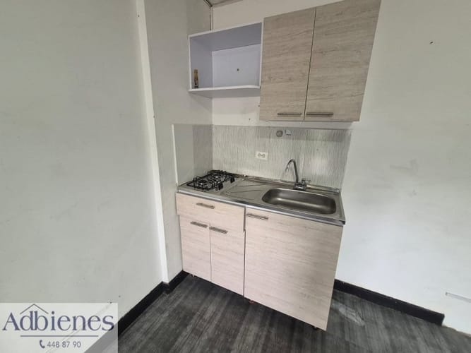 Local en arriendo en La Castellana, Medellín, 18 m² · foto 2 de 8