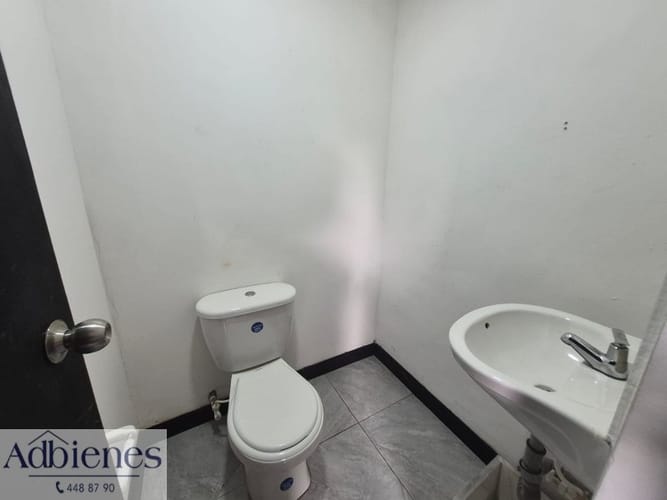 Local en arriendo en La Castellana, Medellín, 18 m² · foto 4 de 8