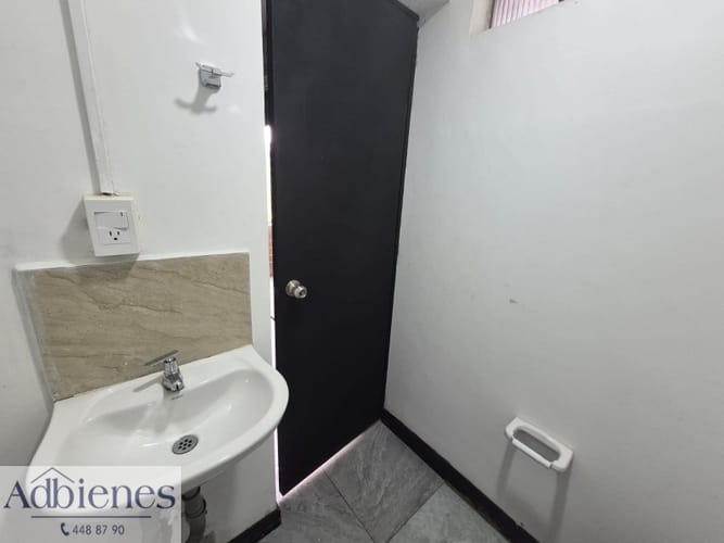 Local en arriendo en La Castellana, Medellín, 18 m² · foto 5 de 8