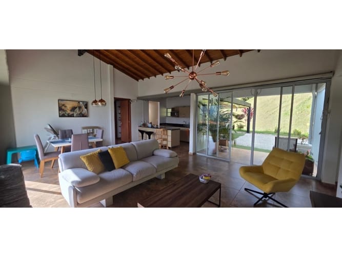 Casa de 3 alcobas en arriendo en El Campestre, Medellín, 240 m² · foto 2 de 24