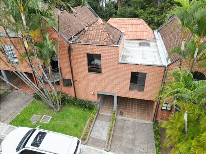 Casa de 3 alcobas en venta en San Lucas, Medellín, 220 m² · foto 2 de 24