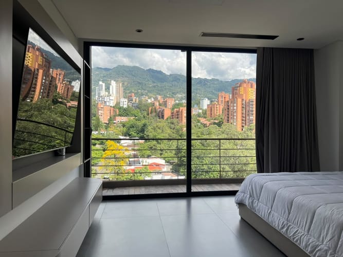 Apartamento de 3 alcobas en venta en El Poblado, Medellín, 245 m² · foto 2 de 17