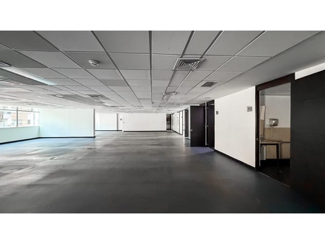 Oficina en venta en El Poblado, Medellín, 507 m² · foto 2 de 16