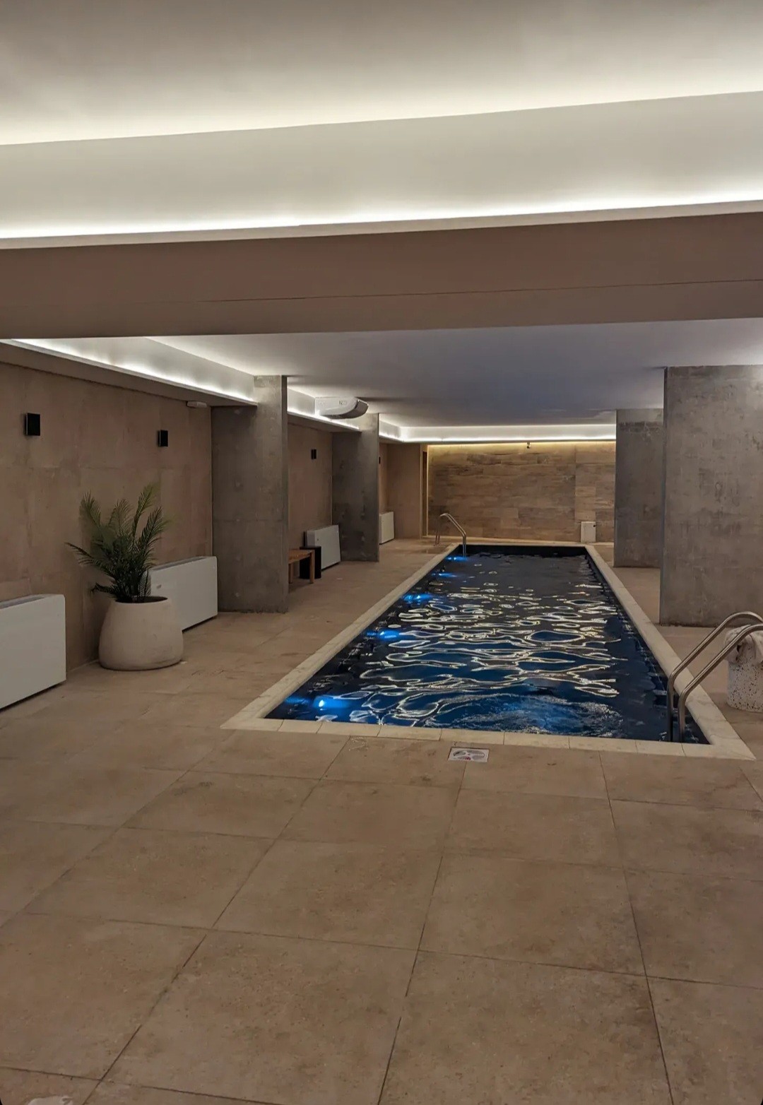 Exclusivo monoambiente de lujo en alquiler con impresionante patio privado, en edificio con amenities 5 estrellas.