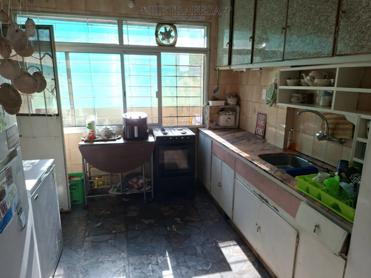 Apartamento en alquiler, 4 dormitorios, 2 baños, patio. La Comercial. · Foto 11