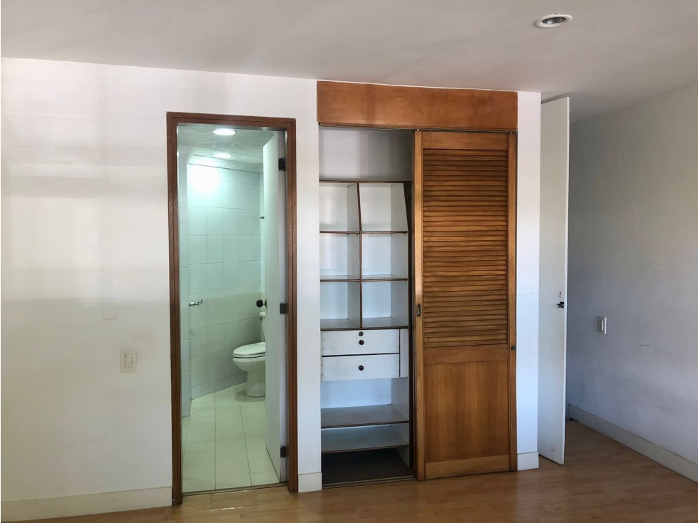 Apartamento en venta en El Poblado, Medellín · foto 6 de 24
