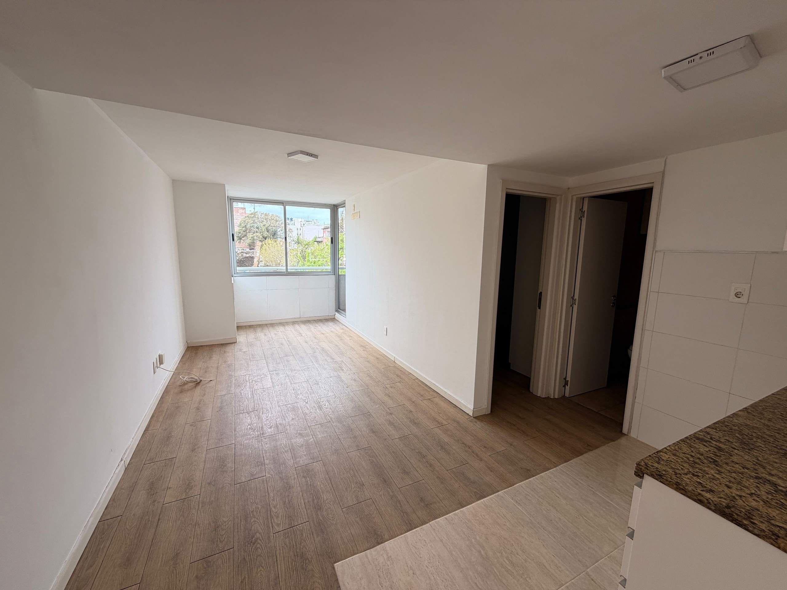 APARTAMENTO DE 1 DORMITORIO CON BALCÓN Y COCHERA EN TRES CRUCES