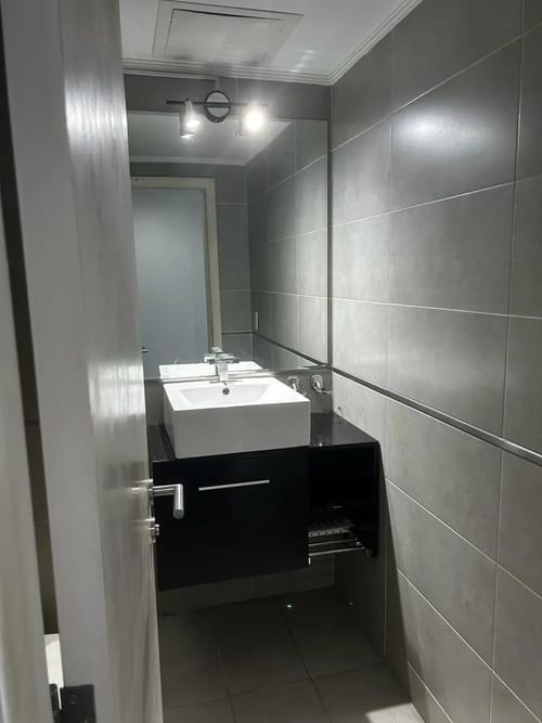 OFICINA AMOEBLADA DE 80 M² CON VISTA AL PUERTO – IMPERIUM BUILDING · Foto 3
