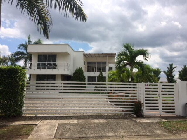 Casa de 6 alcobas en arriendo en Apiay, Villavicencio, 1424 m² · foto 12 de 16