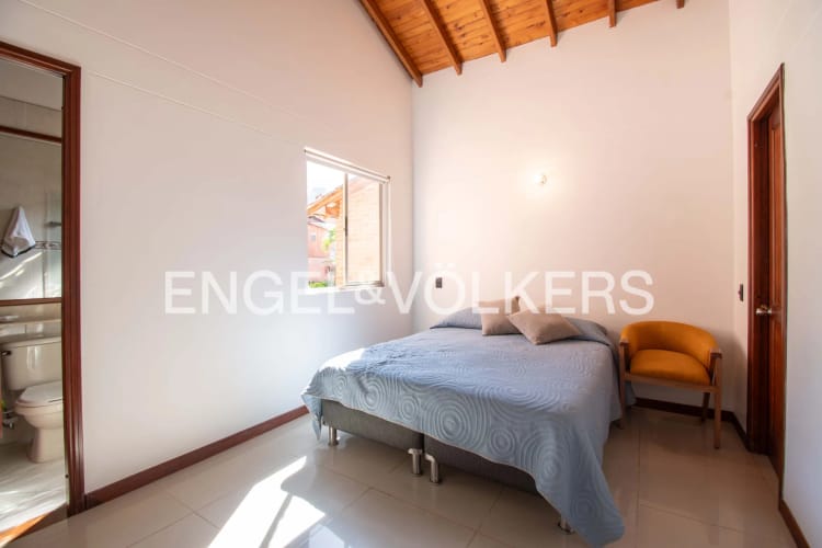 Casa de 3 alcobas en venta en Loma Del Chocho, Envigado, 208 m² · foto 16 de 24