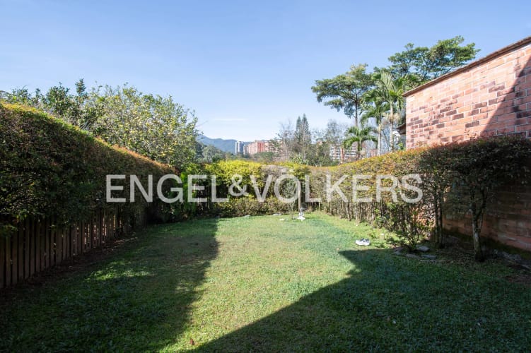 Casa de 3 alcobas en venta en Loma Del Chocho, Envigado, 208 m² · foto 5 de 24