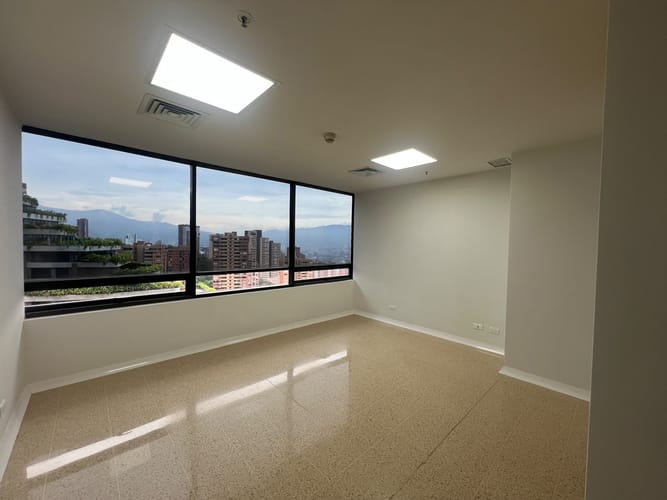 Consultorio en arriendo en El Tesoro, Medellín, 35 m² · foto 2 de 9