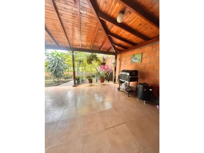 Casa de 3 alcobas en venta en El Castillo, Jamundí, 253 m² · foto 2 de 24