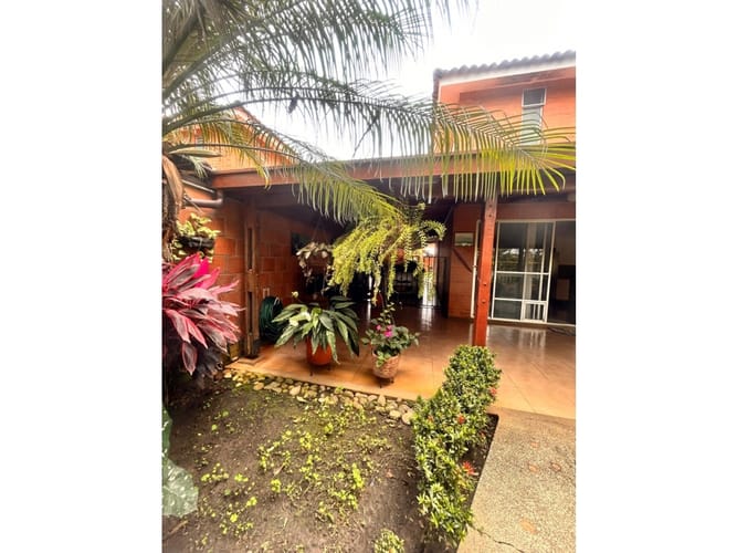 Casa de 3 alcobas en venta en El Castillo, Jamundí, 253 m² · foto 4 de 24
