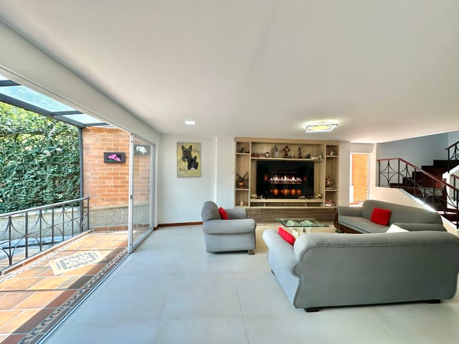 Casa de 6 alcobas en venta en Mugá, Envigado, 330 m² · foto 2 de 24