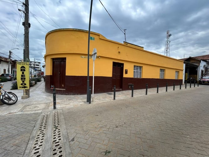 Casa de 10 alcobas en venta en Garcia Rovira, Bucaramanga, 260 m² · foto 2 de 9
