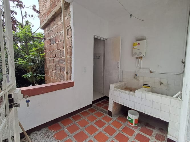 Casa de 9 alcobas en venta en La Milagrosa, Medellín, 350 m² · foto 2 de 24