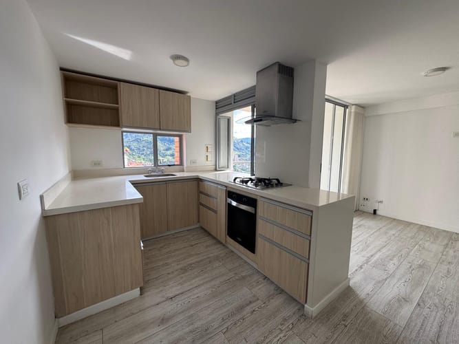 Apartamento de 2 alcobas en arriendo en Camino Verde, Envigado, 72 m² · foto 3 de 16