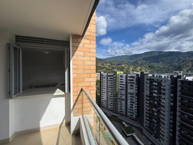 Apartamento de 2 alcobas en arriendo en Camino Verde, Envigado, 72 m² · foto 9 de 16