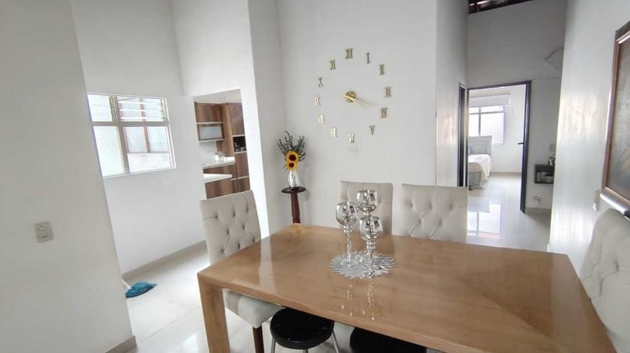 Casa de 11 alcobas en venta en La Castellana, Medellín, 630 m² · foto 2 de 15