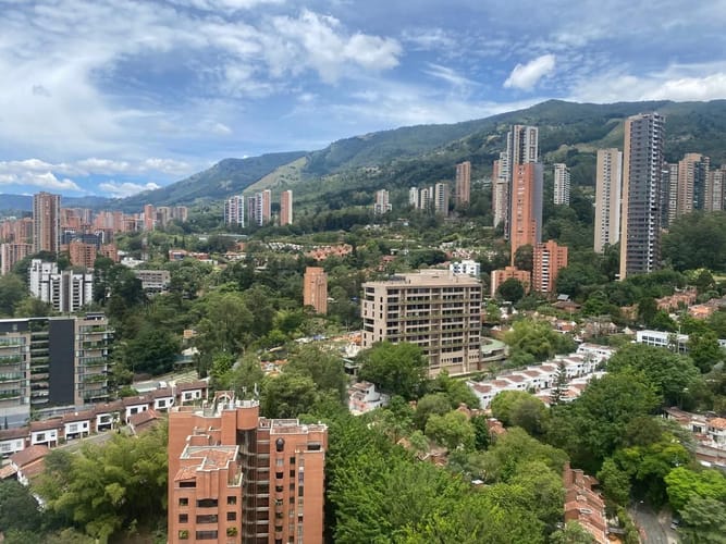 Apartamento de 2 alcobas en venta en El Poblado, Medellín, 191 m² · foto 2 de 10