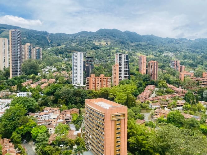 Apartamento de 2 alcobas en venta en El Poblado, Medellín, 191 m² · foto 3 de 10