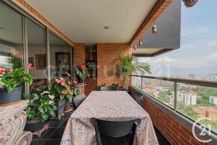 Apartamento de 3 alcobas en venta en Los Naranjos, Medellín, 210 m² · foto 3 de 20