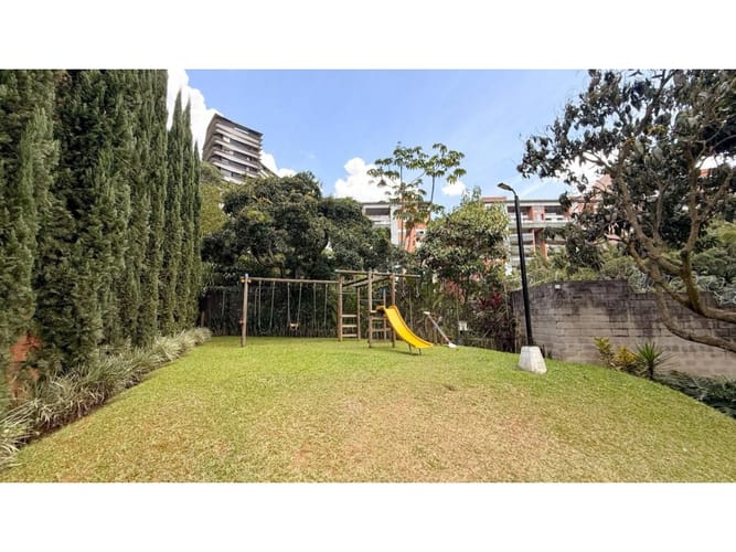 Casa de 4 alcobas en venta en Loma Benedictinos, Medellín, 234 m² · foto 2 de 24