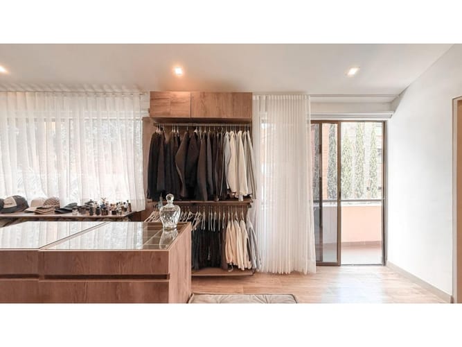 Casa de 4 alcobas en venta en Loma Benedictinos, Medellín, 234 m² · foto 4 de 24
