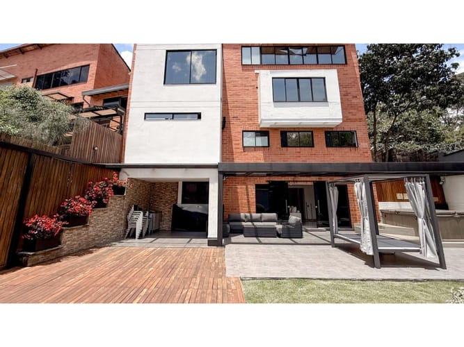 Casa de 4 alcobas en venta en Loma Benedictinos, Medellín, 234 m² · foto 9 de 24