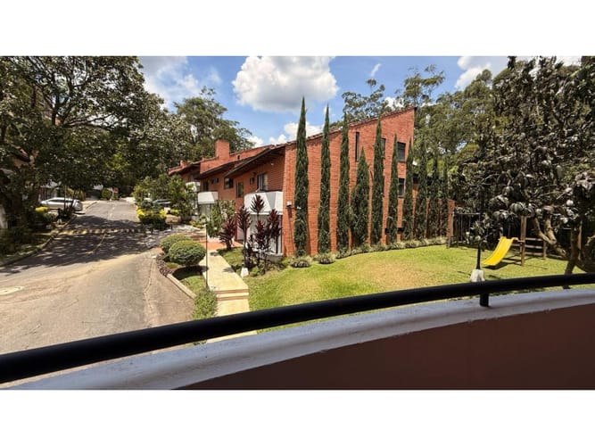 Casa de 4 alcobas en venta en Loma Benedictinos, Medellín, 234 m² · foto 12 de 24