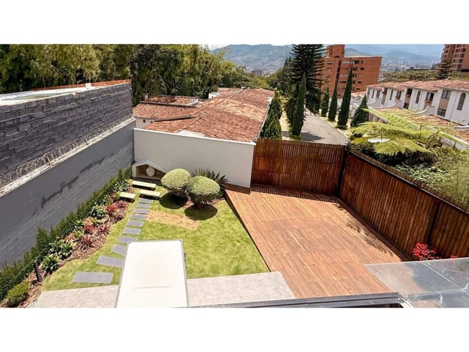 Casa de 4 alcobas en venta en Loma Benedictinos, Medellín, 234 m² · foto 24 de 24