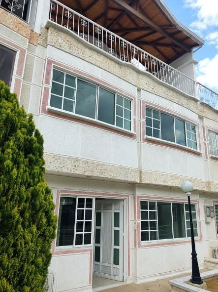Casa de 5 alcobas en venta en Granjas De Provenza, Bucaramanga, 198 m² · foto 2 de 19