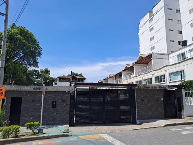 Casa de 5 alcobas en venta en Granjas De Provenza, Bucaramanga, 198 m² · foto 3 de 19