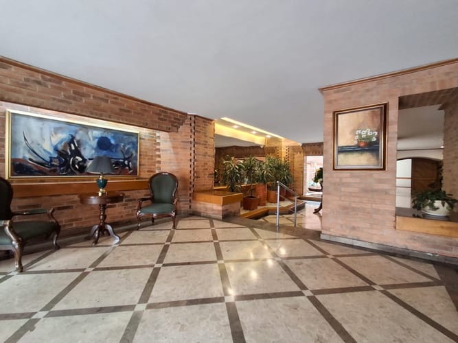Apartamento de 3 alcobas en venta en La Carolina, Bogotá, 222 m² · foto 2 de 23