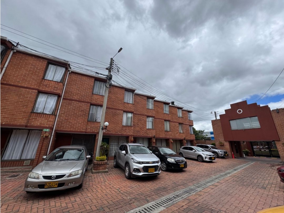 Casa en venta en Portales Del Norte, Bogotá · foto 2 de 23