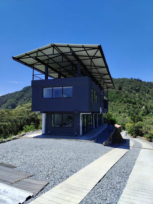 Casa de 4 alcobas en arriendo en Aguas Frias, Medellín, 250 m² · foto 2 de 10