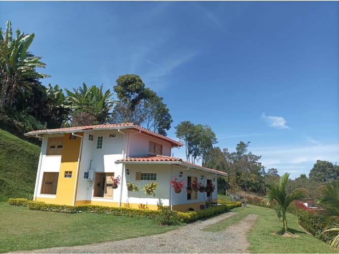 Casa de 4 alcobas en venta en El Convento, Marinilla, 253 m² · foto 2 de 24